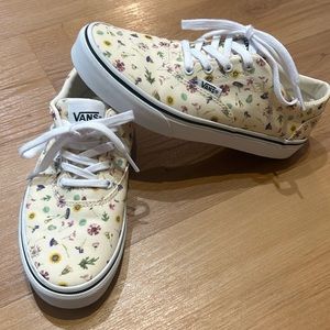 Never worn Girls Vans size 3